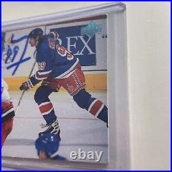 1999 Upperdeck G06 Signed By Wayne Gretzky