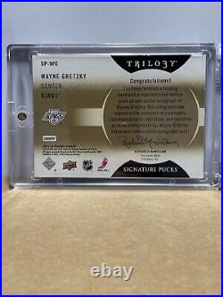 2013-14 Upper Deck Trilogy Signature Pucks Wayne Gretzky Auto #SP-WG Hand #/13