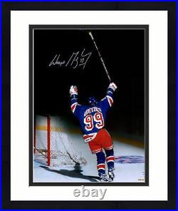 Frmd Wayne Gretzky NY Rangers Signed 16 x 20 Final Assist Photo Upper Deck