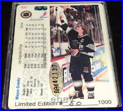 UD/Wayne Gretzky with2-Autographed Porcelain Signature Series-50/1000-with1979 RC/UG