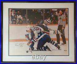 Upper Deck Authentic 13255 Wayne Gretzky Autographed Shot with CoA, 16 by 20