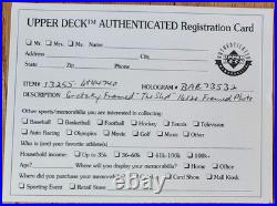 Upper Deck Authentic 13255 Wayne Gretzky Autographed Shot with CoA, 16 by 20