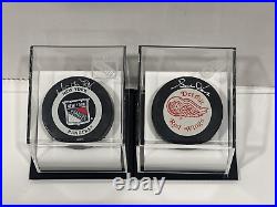 Upper Deck Hockey Wayne Gretzky Gordie Howe Signed Hockey Pucks (Holograms Only)