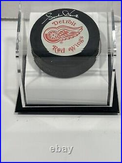 Upper Deck Hockey Wayne Gretzky Gordie Howe Signed Hockey Pucks (Holograms Only)