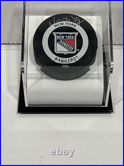 Upper Deck Hockey Wayne Gretzky Gordie Howe Signed Hockey Pucks (Holograms Only)