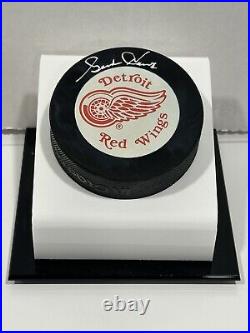 Upper Deck Hockey Wayne Gretzky Gordie Howe Signed Hockey Pucks (Holograms Only)