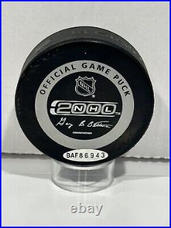 Upper Deck Hockey Wayne Gretzky Gordie Howe Signed Hockey Pucks (Holograms Only)