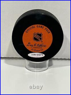 Upper Deck Hockey Wayne Gretzky Gordie Howe Signed Hockey Pucks (Holograms Only)