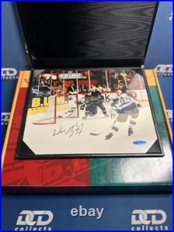 WAYNE GRETZKY Upper Deck Authenticated Signed 8x10 Photo 802 Autograph KINGS