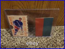 Wayne Gretzky 1996 UD Authenticated National Heroes Autographed 197/250 #NH1