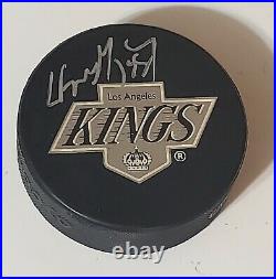 Wayne Gretzky 8 oz Silver Medallion & signed puck #31/820