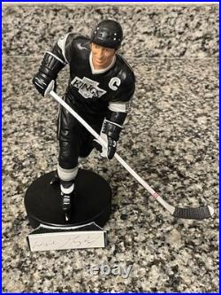 Wayne Gretzky Los Angeles Kings Autographed Gartlan 9 Inch Figurine Statue RARE