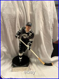 Wayne Gretzky Signed Gartlan Autographed Figurine Black with two mini figurines
