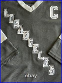 Wayne Gretzky Signed Jersey. Gretzky Holo Sticker COA. Kings