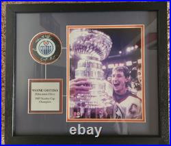 Wayne gretzky autographed puck in shadow box